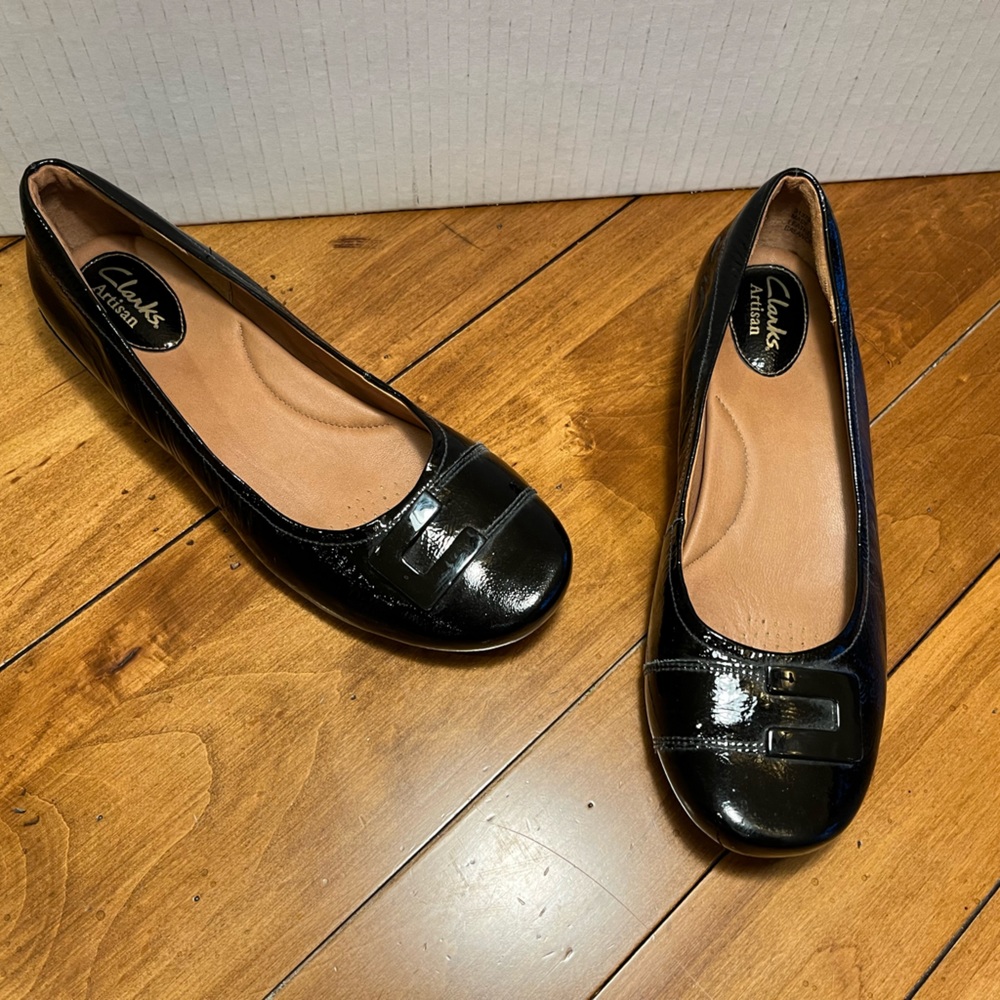 Clarks Artisan Black Patent Leather Slip On Lifted Ballet Flats - Size 7.5 M